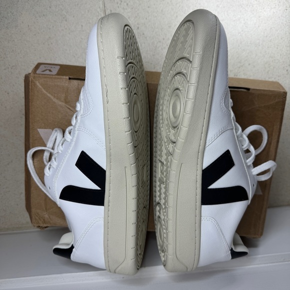 NIB VEJA V-10 Men’s Lace Up Sneakers in White/Black - Size 11.5 - Picture 4 of 9